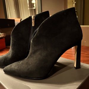 Vince CAMUTO black booties size 7